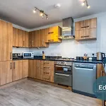 City Centre Townhouse, Sleeps 8, Free Parking