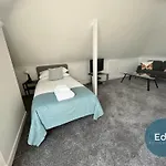 2 Bedroom Flat Free Parking Great Location