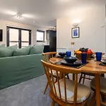 Stylish 2-Bed City Centre Apartment With Free Parking - At Hem