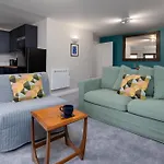 Stylish 2-Bed City Centre Apartment With Free Parking - At Hem