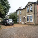 Newly Renovated 2 Bed Ground Floor Flat