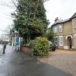 Newly Renovated 2 Bed Ground Floor Flat