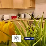 Eastleigh House By Your Stay Solutions Short Lets & Serviced Accommodation Southampton With Free Wi-Fi & Close To Airport