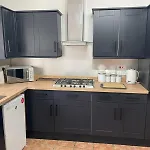 The Anglesea - 8 Bedroom With Parking