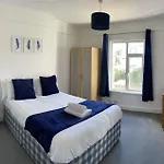 The Anglesea - 8 Bedroom With Parking