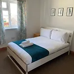 The Anglesea - 8 Bedroom With Parking