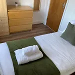 The Anglesea - 8 Bedroom With Parking