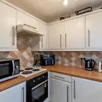 Chic Flat In Woolston: Nr Southampton City Centre