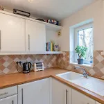 Chic Flat In Woolston: Nr Southampton City Centre