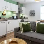 Gorgeous Two Bedroom Apartment With Free Evening Parking
