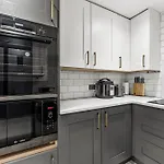 Stylish 2-Bedroom Retreat In Southampton