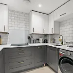Stylish 2-Bedroom Retreat In Southampton