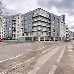 1 Bed Ocean Village Luxury Apartment, Stylish Cosy Central Location Southampton, Sleeps 4 - Easter Offer! - By Blue Puffin Stays