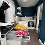 Peaceful Location With Free Parking For 2 Cars - Hosts Up To 4- Business Or Leisure Stays, Inc Hot-Tub-Netflix-Complimentary Breakfast