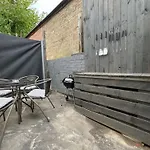 Peaceful Location With Free Parking For 2 Cars - Hosts Up To 4- Business Or Leisure Stays, Inc Hot-Tub-Netflix-Complimentary Breakfast