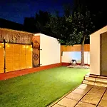 Stunning 1 Bedroom And Double Sofa Bed Near Train Station