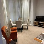 Number 10 Service Apartment - Danes