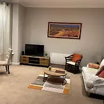 Number 10 Service Apartment - Danes