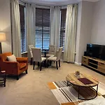 Number 10 Service Apartment - Danes