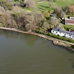 Brooklands Farm Hamble River Apartment With River Frontage And Garden