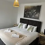 Cosmopolitan - Large 2 Bedroom Apartment