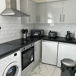 Cosmopolitan - Large 2 Bedroom Apartment