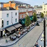 City Centre Townhouse Sleeps 9 With Free Parking!