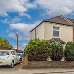4 Bed House With Driveway Parking