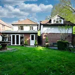 Quiet Getaway With Driveway Free Parking 10 Minutes Drive From Cruise Terminal