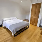 Quiet Getaway With Driveway Free Parking 10 Minutes Drive From Cruise Terminal