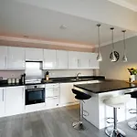 Beautiful City Centre Aprt/Sleeps 8/W Parking