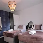 Wilton Retreat- Hot Tub, Pool Table, Parking