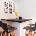 Noir - 2 Bedroom Flat - Sleeps 5 With Parking