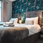 6 Beds In 4 Bedrooms House