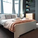 6 Beds In 4 Bedrooms House