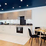 Modern 2Br Retreat In Southampton - Balcony, Free Parking & Wifi