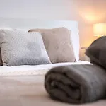 Modern 2-Bedroom In A Converted Home Near City Centre