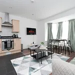 Comfy 3-Bed Flat Southampton