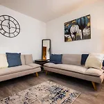 Spacious 4 Bed With Free Parking