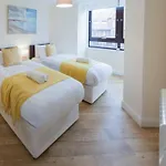 Stayzo Castle Point 6 Apartment - Premier Lodge