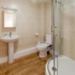Stayzo Castle Point 6 Apartment - Premier Lodge