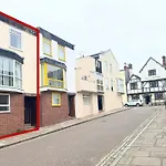 Boho Modern Entire House In Southampton - Sleeps 13 - 5 Bedrooms - 7 Beds - Overlooking The Original City Walls -Walking Distance To The City Centre & Cruise Terminals - Private Garage