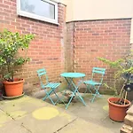 Boho Modern Entire House In Southampton - Sleeps 13 - 5 Bedrooms - 7 Beds - Overlooking The Original City Walls -Walking Distance To The City Centre & Cruise Terminals - Private Garage