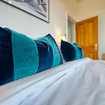 2-Bedroom Stunning, Modern & Spacious Apartment, Near Ocean Village, Central Southampton, Summer Offer Available - By Blue Puffin Stays