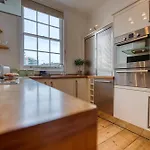 2-Bedroom Stunning, Modern & Spacious Apartment, Near Ocean Village, Central Southampton, Summer Offer Available - By Blue Puffin Stays