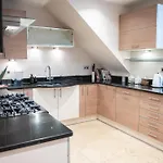 Luxury 1-Bed Stay, Four Poster Bed, Jacuzzi En Suite, Private Roof Terrace With Hot Tub By Cruise Terminal