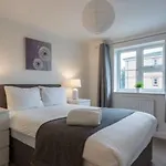 Oceana Accommodation - Sycamore Court, Southampton Apartment, Walking Distance To Hospitals, Parking, Sleeps 6