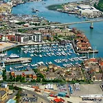 2 Bed Apartment With 2 Ensuites-Near Train Station /Mayflower /City