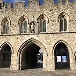 2 Bed Apartment With 2 Ensuites-Near Train Station /Mayflower /City