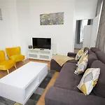Apartment 6 - Lovely Apartment Available For Guests Parking Wifi